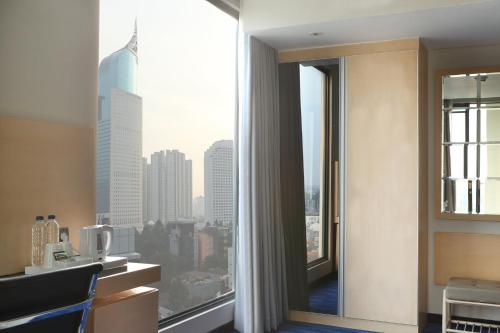 雅加達的住宿－AI Hotel Jakarta Thamrin，客房设有市景窗户。