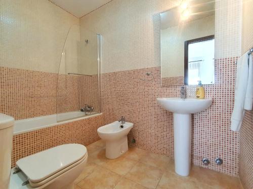 een badkamer met een toilet, een wastafel en een spiegel bij Apartamento con Aire Acondicionado, Wifi y Parking - by Aloha Palma in Águilas