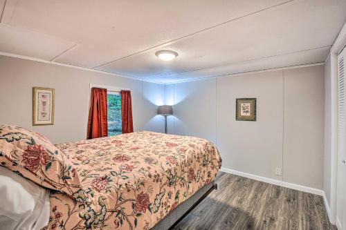 Schlafzimmer mit einem Bett und einem Fenster in der Unterkunft Lovely Gainesville Retreat Near Lake Lanier in Gainesville