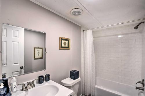 ein Badezimmer mit einem Waschbecken, einem WC und einer Badewanne in der Unterkunft Lovely Gainesville Retreat Near Lake Lanier in Gainesville