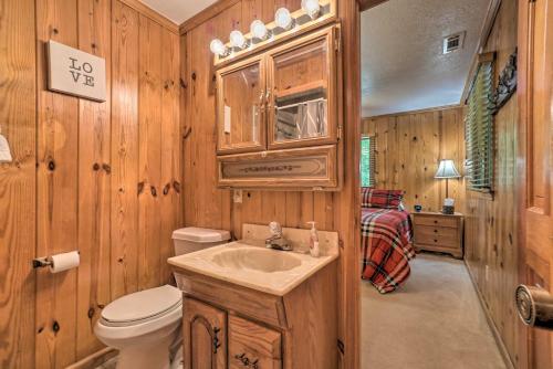 Ένα μπάνιο στο Serene Sky Valley Family Chalet with Fireplace