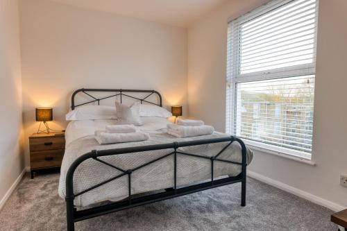 1 dormitorio con cama y ventana en Casa Cella - Centrally located 4 bedroom house with private driveway and garden en Kent