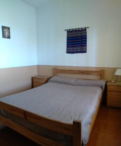 een slaapkamer met een bed met een blauw licht bij Monoambientes Low Cost in Villa Cura Brochero