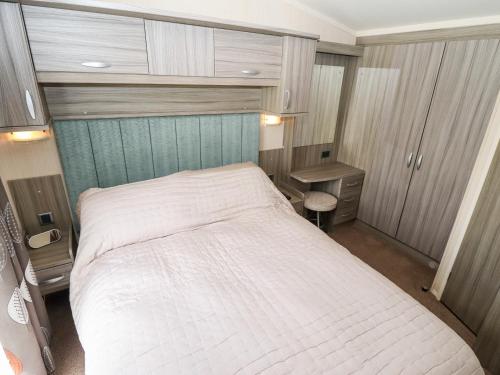 a bedroom with a large white bed in a room at 19 The Brambles in Humberston