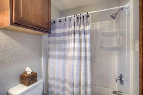 Ένα μπάνιο στο Studio Purgatory Townhome 103