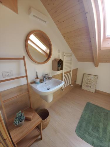 uma casa de banho com um lavatório e um espelho em Villa Annamaria - b&b em Ballabio