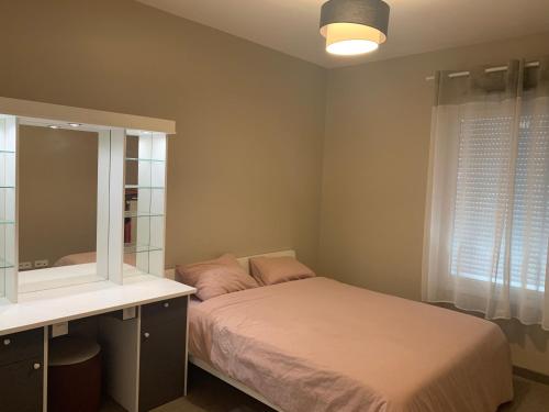 une chambre avec un lit, un lavabo et un miroir dans l'établissement Luxurious Flat in Bondy, (In front of the Train station), à Bondy