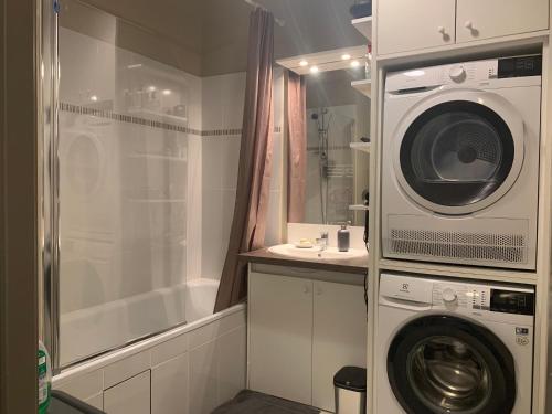 une salle de bain avec une machine à laver et un lavabo dans l'établissement Luxurious Flat in Bondy, (In front of the Train station), à Bondy