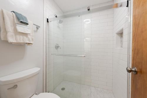 ein weißes Bad mit einer Dusche und einem WC in der Unterkunft Eolus 526 in Durango Mountain Resort