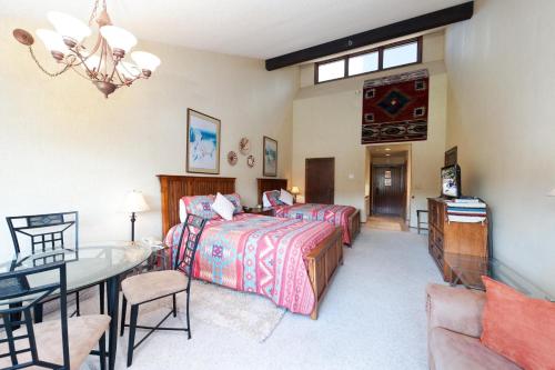 - une chambre avec 2 lits, une table et une salle à manger dans l'établissement Tamarron Lodge Studio 512, à Durango