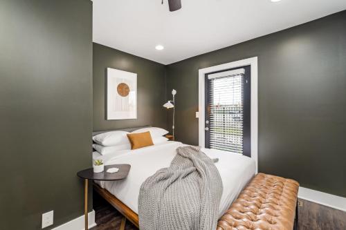 een slaapkamer met een groot bed en een raam bij Abode Nashville - Germantown in Nashville