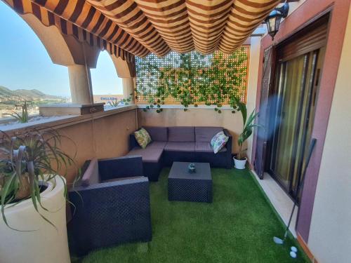 une terrasse avec un canapé et une table dans l'établissement Preciosas Vistas con Aire Acondicionado y aparcamiento - by Aloha Palma, à Águilas