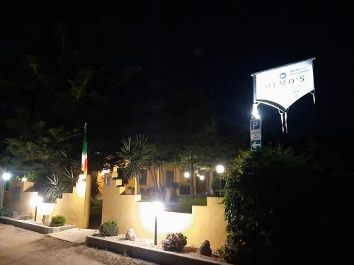 アルボレーアにあるMEMO'S Affittacamereの夜間看板のある建物