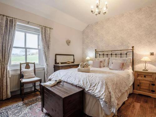 una camera con un grande letto e una finestra di Peak Cottage a Bakewell