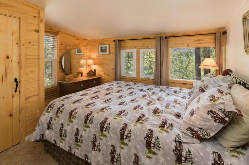 Ένα ή περισσότερα κρεβάτια σε δωμάτιο στο Nellie May Cabin on Vallecito Lake