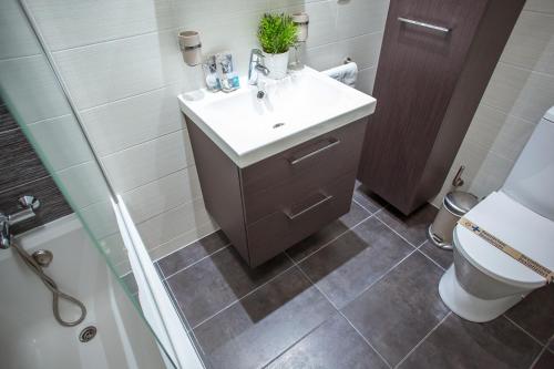 y baño con lavabo, aseo y ducha. en AL36 - Apartamento de lujo a 100 metros de playa, en Lloret de Mar