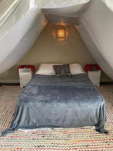 - une chambre avec un lit dans une tente dans l'établissement Northern Liberties Retreat, à Philadelphie