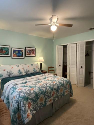 1 dormitorio con 1 cama y ventilador de techo en Rae’s Place, en Sebring