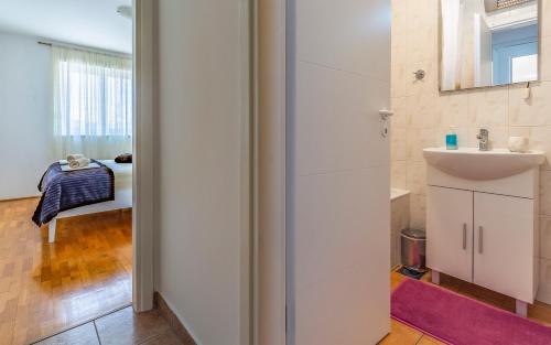 La salle de bains est pourvue de toilettes et d'un lavabo. dans l'établissement Olga's Place-new apartment 200 mt from the Sea, à Pula