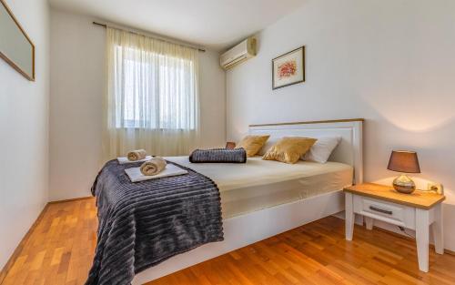 - une chambre avec un lit, une table et une fenêtre dans l'établissement Olga's Place-new apartment 200 mt from the Sea, à Pula