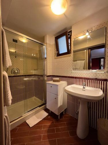a bathroom with a sink and a shower and a sink at Petite Home in Roccaraso