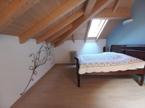 una camera da letto con letto in mansarda di Villa Annamaria - b&b a Ballabio