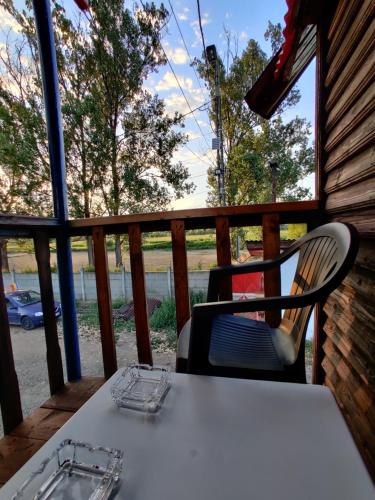 stół i krzesła na ganku kabiny w obiekcie Casa cu Terase w mieście Syhot Marmaroski