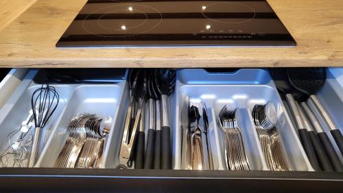 un tiroir rempli de fourchettes, de cuillères et d'ustensiles dans l'établissement Modern Loft near City, free parking, fast wifi, à Bochum