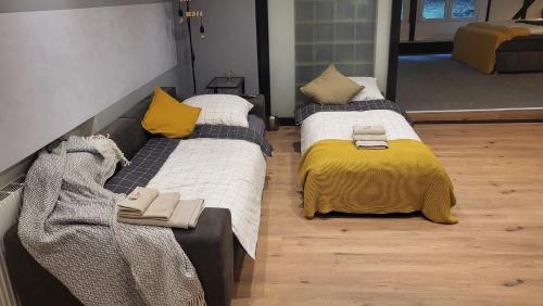 duas camas sentadas uma ao lado da outra num quarto em Modern Loft near City, free parking, fast wifi em Bochum