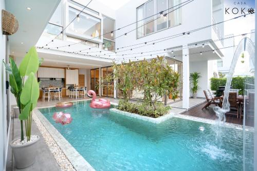 他朗的住宿－Villa Casa Koko Phuket - Stay in Style，一座带粉红色火烈鸟的游泳池