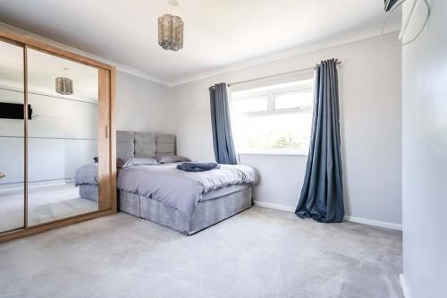 Voodi või voodid majutusasutuse Beautiful 3 bedroom home, 10 minutes walk to Beach. toas