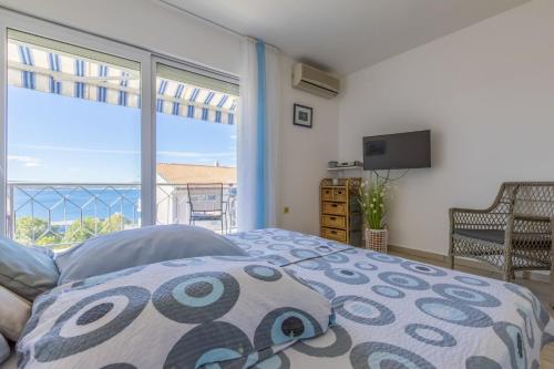 Schlafzimmer mit einem Bett und Meerblick in der Unterkunft Blue Pearl Apartments in Crikvenica