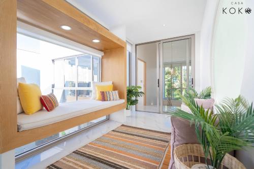 タラーンにあるVilla Casa Koko Phuket - Stay in Styleのリビングルーム(ベンチ、窓付)