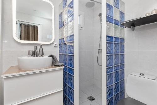 uma casa de banho com um lavatório e um espelho em Studio naturiste venus panoramic view em Cap d'Agde