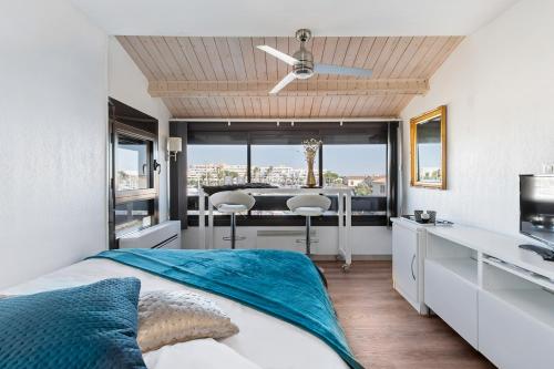 um quarto com uma cama com dois bancos em Studio naturiste venus panoramic view em Cap d'Agde