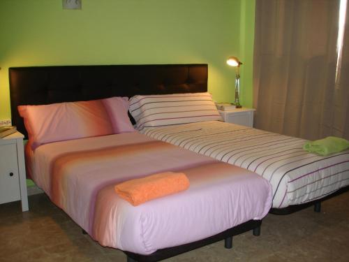 dwa łóżka siedzące obok siebie w sypialni w obiekcie LA NURSERY DE MAS GUILLO w mieście San Quintín de Mediona