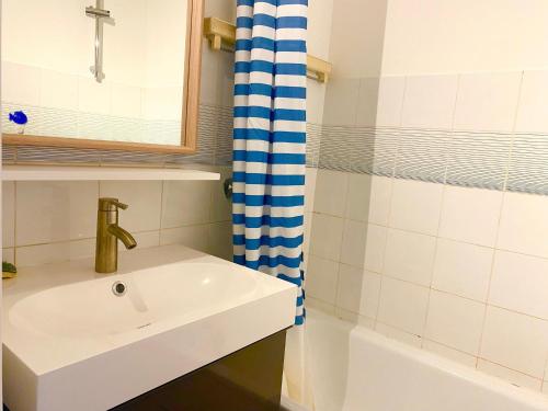 W łazience znajduje się umywalka i prysznic. w obiekcie Appartement Villard-de-Lans, 3 pièces, 6 personnes - FR-1-515-130 w mieście Villard-de-Lans