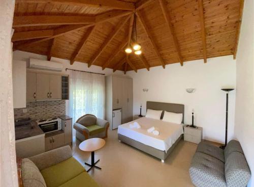 1 dormitorio con 1 cama y sala de estar en Helen Apartments, en Lukovë