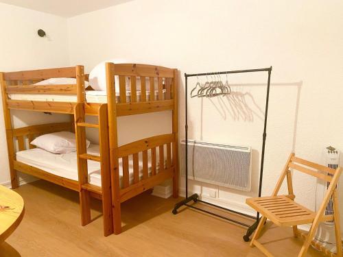 Pokój z 2 łóżkami piętrowymi i telewizorem w obiekcie Appartement Villard-de-Lans, 3 pièces, 6 personnes - FR-1-515-130 w mieście Villard-de-Lans