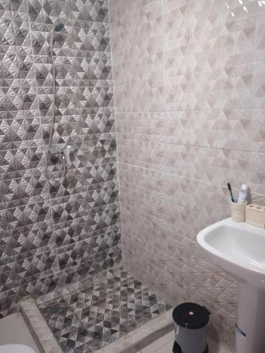 La salle de bains est pourvue d'une douche et d'un lavabo. dans l'établissement La Perle, à Casablanca