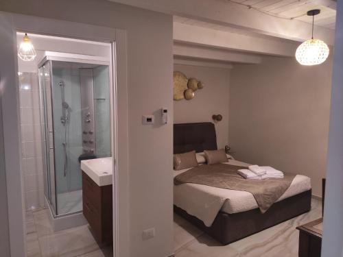 sypialnia z łóżkiem, prysznicem i umywalką w obiekcie Supriani Luxury B&B w mieście Acquaviva delle Fonti