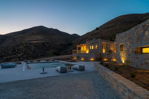 una casa con piscina frente a una montaña en Celine Private Residences, en Lentas