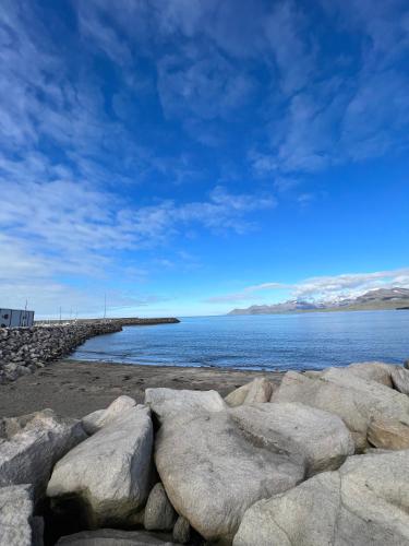 a group of rocks on the shore of a beach at Við Hafið Guesthouse in Ólafsvík