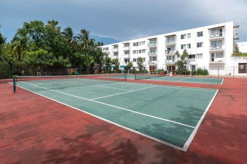 a tennis court in front of a building at Hotel Dos Playas Faranda Cancún in Cancún