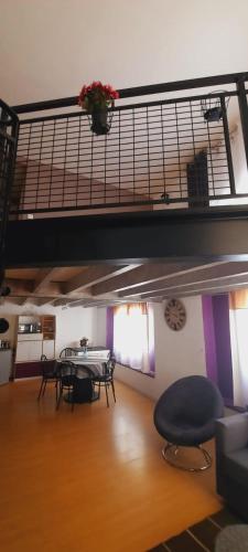 salon ze stołem i balkonem w obiekcie LOFT Saint Pierre w mieście Bordeaux