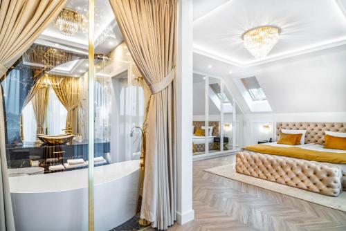 una camera con letto king-size e un bagno di Bulwar Residence & Wellness a Kazimierz Dolny