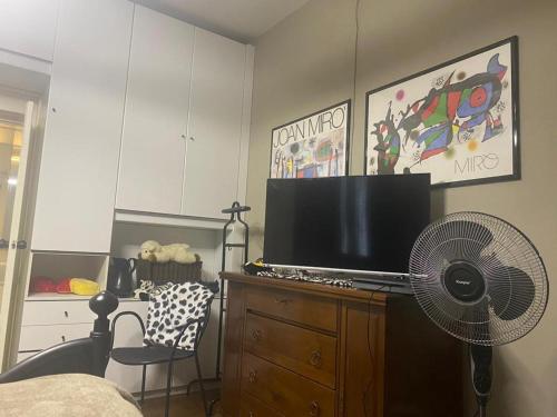 un soggiorno con TV e ventilatore di Bice house a Terni