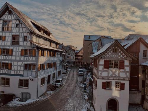 uma vista para uma rua da cidade com edifícios em Residenz Arbon von Swisspartments em Arbon