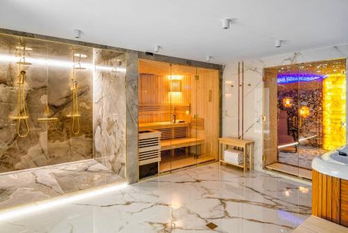 bagno con doccia e lavandino di Bulwar Residence & Wellness a Kazimierz Dolny