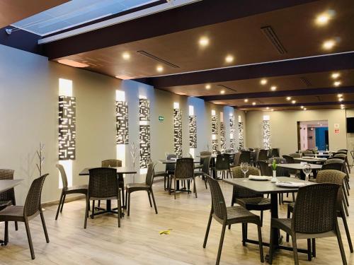 - un restaurant avec des tables et des chaises dans une salle dans l'établissement Hotel Ritz Ciudad de México, à Mexico
